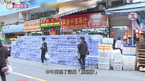 171K views · 1.4K reactions | 【繼口罩荒後　又現廁紙荒？】 【巿民：人買我又買】 近日市民除了撲口罩，不少人都去搶購廁紙，即使政府及供應商，多次強調供應充足。有人一見到廁紙，都說要買多幾條才安心。 #有線新聞 #口罩 #廁紙 #搶 #2盒thx #2卷thx | 有線新聞 i-Cable News | Facebook