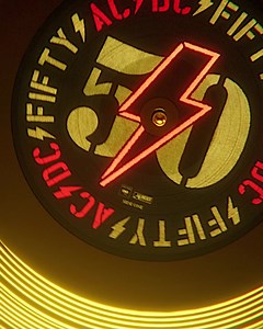 Nel 2024 gli AC/DC festeggiano 50 anni di rock and roll con l’uscita dell’intero catalogo stampato su sgargianti LP in vinile dorato. I primi nove titoli usciranno il 15 marzo: preordina subito! | AC/DC