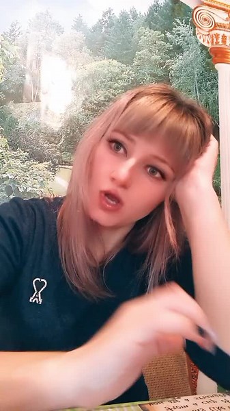 Expressive Hand Movements in Indoor Portraits