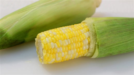 How to make corn on the cob in the microwave - no fuss no shucking no silks