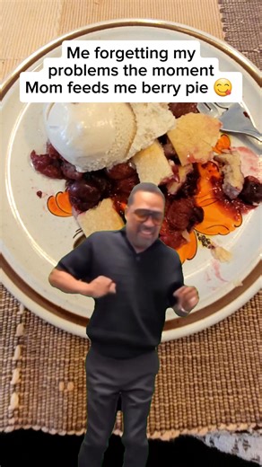 11 reactions · 8 comments | Homemade berry pie + maple ice cream = pure Canadian happiness 不 Tell me this isn’t perfection! #canadiantreats #mapleicecream #canadalife #canadianmade #canadianfood #valdesmonts #sweettooth #bakinglove #bakedwithlove | Let Lyne do the cleaning | Facebook