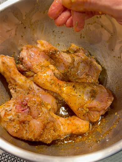 Lemon Chicken BBQ Marinade 🍋🍗 Zesty, smoky, and juicy 🍋🔥 This lemon herb BBQ chicken is giving summer on a plate! Marinated with fresh herbs, garlic, and spices for the perfect grill flavor 🍗 Ingredients: 1/4 cup extra virgin olive oil 1/4 cup fresh lemon juice (about 1 large lemon) 1 tbsp lemon zest 4–5 cloves garlic, minced (about 1 tbsp) 1 tbsp fresh rosemary, finely chopped (or 1 tsp dried) 1 tbsp fresh thyme leaves (or 1 tsp dried) 1 tsp oregano 1 tsp Cajun seasoning 1 tsp smoked papri