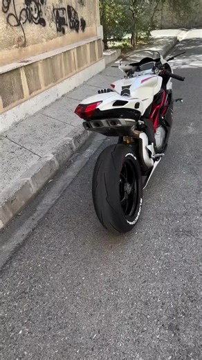 MV Agusta F4 Motorcycle Showcase and Sound Analysis