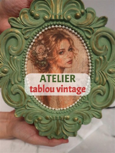 Ai zice că rama asta e veche de zeci de ani? 👀 De fapt, transformarea s-a făcut la atelier. 💚 Puțină culoare, un portret vintage, detalii aurii și multă răbdare → un tablou care pare desprins din altă epocă. ✨ Și partea cea mai frumoasă? L-a făcut chiar participanții la atelier. ❤️ Vezi Calendarul viitoarelor ateliere: galeriacreativ.com/blog #galeriacreativ #magazinartandcraft #decoupage #decoratiuni #vintage #diy #handmade #atelierecreative #craftromania #fyp