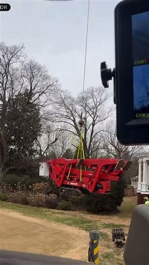 Big Crane lifts Spyder Lift