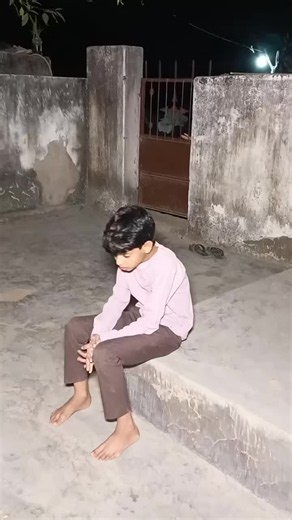 I thought I was alone while recording… until I saw a shadow behind me 👁️👻 Watch carefully and tell me what you see. #ghost #horror #scaryvideo #paranormal #fyp