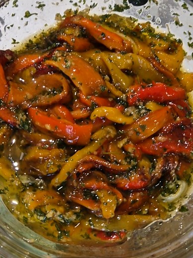 POIVRONS GRILLÉS Faire griller les poivrons au four Les mettre dans un sac plastique bien fermé pendant au moins 30 min! La vapeur va vous aider à décoller la peau des poivrons. Préparer un mélange d'huile d'olive avec quelques gousses d'ail écrasées à convenance, du persil séché ( j'avais pas de persil frais ) et du sel. Lever la peau des poivrons, les couper en lanières et les mettre dans l'huile d'olive. Bien mélanger et laisser poser au moins 2 heures !! Si vous arrivez à attendre!!!! c'est