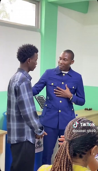 Presentación de ECO BOT con Miss Universo Guinea Ecuatorial