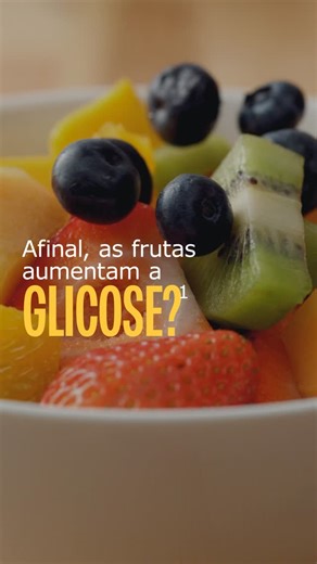 Antes que vire on Instagram: "Quando se recebe o diagnóstico de pré-diabetes ou diabetes, é comum pensar que você deve cortar todas as frutas da dieta, mas isso é um mito! 🙅‍♀️ Frutas são alimentos naturais e ricos em fibras, vitaminas e antioxidantes. No entanto, devem ser consumidas com moderação, e sempre prefira frutas com bagaço e casca. Se possível, prefira frutas inteiras do que sucos e adicione uma fibra na composição, como aveia ou iogurte natural. Antes que vire, cuide da sua a