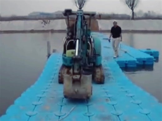 Quick install and easy handling. Plastic floating docks are the perfect blend of durability and versatility for any waterfront property! #floatingdock #dock #waterfront #floatingjetty #floatingbridge #workplatform