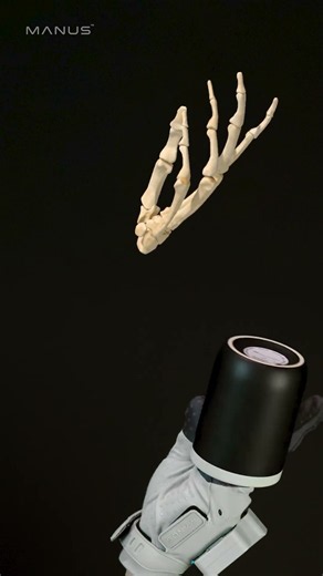 How Metagloves Pro Haptic Captures the Way Fingers Rotate a Mug