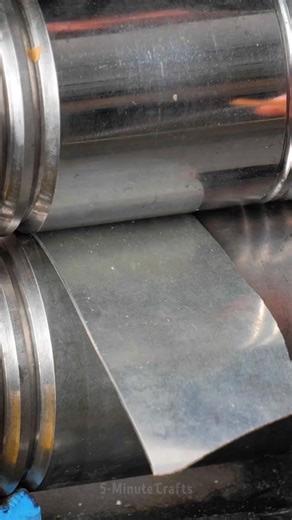 716K views · 1.1K reactions | A craftsman pressed a leaf to make the perfect fall earrings  | 5-Minute Crafts | Facebook