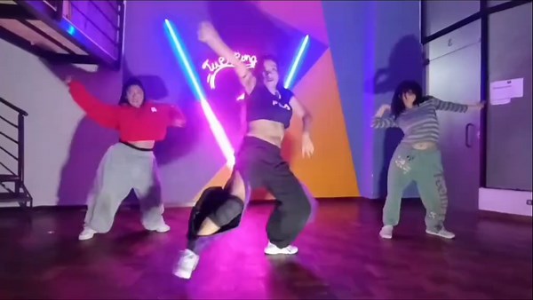 Amamos entrenar está coreo fantástica de la capisima Camí Silva @cami🇦🇷 ✨✨😃😃🔥🔥🔥 aquí seguimos y admiramos tu trabajo ✨✨