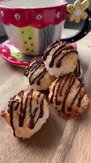 How to Make Delicious Coconut Macaroons with Chocolate