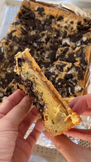 Brownie de chocolate blanco y oreo relleno de dulce de leche 💣🤍🔥 ( mi perdición) Te paso la receta 🤍 🧑‍🍳 •3 huevos • 160g de manteca derretida •120g chocolate blanco •190g harina 0000 10 g polvo leudante • 250 g azúcar • 10 g esencia de vainilla 10 g 1 pizca de sal. Derretimos primero la manteca con el chocolate a baño María ( o microondas) y luego incorporamos el resto de los ingredientes hasta unir la preparación. Te recomiendo hacerlo a mano y no en batidora . Vamos a necesitar 1 paquet
