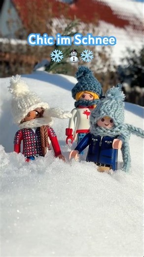 Mini Mützen im Schnee ❄️ #toyphotography #miniature #Strick-Playmobil #shorts