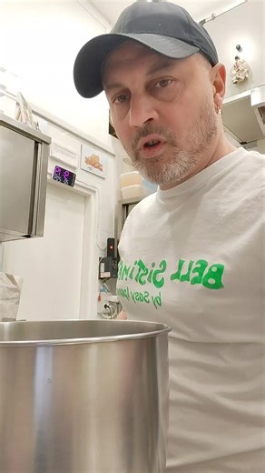 #pastafrolla #pastafrollasasy Ingredienti 1kg di farina 00 400 grammi di zucchero 400 grammi di burro Mezzo cucchiaino di lievito pan degli angeli Un pizzico di sale 4 UOVA intere 2 tuorli Conservare in frigo