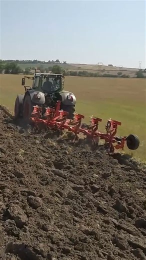 KUHN Deutschland on Instagram: "💥 Die neue Vision des Pflügens - MASTER L 💥 Der MASTER L ist für die intensivsten Einsätze konzipiert und eignet sich für landwirtschaftliche Betriebe, die mit 200 bis 300 PS starken Zugmaschinen ausgestattet sind. Das ist der MASTER L: 🚜 Verfügbar mit 4 bis 6 Körpern 💪 als MULTI-MASTER L mit 4 Arbeitsstellungen 🦾 als VARI-MASTER L mit hydraulischer Arbeitsbreiteneinstellung aus der Schlepperkabine ⭐ Hervorragende Pflugarbeit – leistungsstark und zuverlässig 