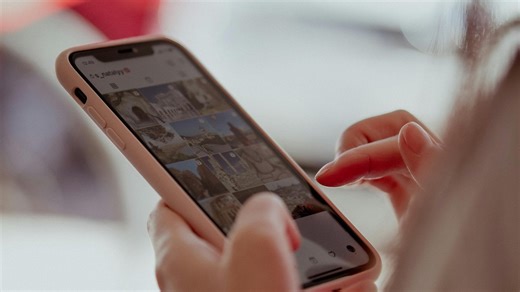 ENTRETIEN. Pourquoi devient-on accro aux réseaux sociaux ? "Ils sont faits pour nous faire perdre la notion du temps" explique une addictologue