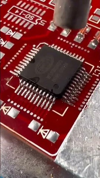 SmD microcontroller Soldering | How to Solder #electronic #pcb #microcontroller #pcbdesign #iot