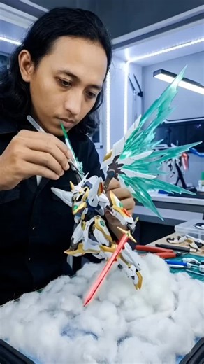 Diki Dwi Purnama on Instagram: "Keadilan dari angkasa! 🕊️⚔️ Diorama Lancelot Albion dari "Code Geass" ini mengandalkan verticality. Dengan efek awan dari kapas yang dipadatkan, Lancelot tampak terbang bebas dengan sayap cahayanya yang megah. Putih bersih armornya kontras dengan merahnya pedang MVS. #LancelotAlbion #CodeGeass #SuzakuKururugi #KnightOfZero #MechaFigure #AnimeEpic #WhiteKnight"