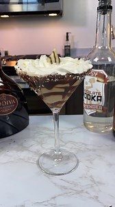 If you love chocolate, this boozy chocolately drink is perfect! 🍫🥰 | Tipsy Bartender