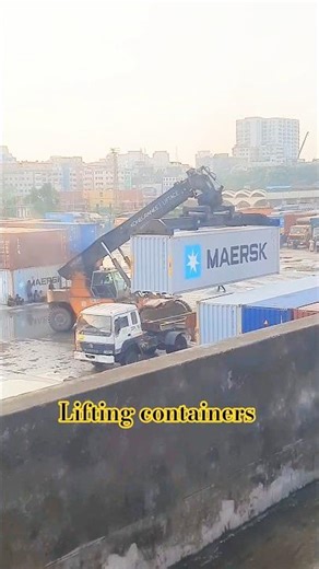 Heavy lifter flawlessly unloads container from trailer ‼️