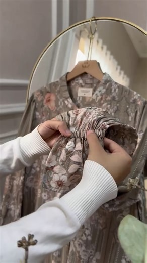 ELMADANI on Instagram: "Hayo hayo cung siapa yang udah nungguin NEW ARRIVAL dari Elmadani??🤭🙋🏻‍♀️ Yang setiap minggunya makin kesini makin kesana cantiknya!😍 MasyaAllah udah bulan febuari aja, udah nyiapin outfit menyambut lebaran 2026 nanti belum nih??🤩 Kalo belum,,,lihat ini dehh‼️🔥 Tentunya ada yang baru lagi yang siap bikin kalian keracunan lagi dan lagi😁 Sengaja mimin spilin tipis tipis🤭 Baru dispill 1 warna saja udah secantik ini, gimana kalo udah di spill semua warnanya🫣🫠 Order 