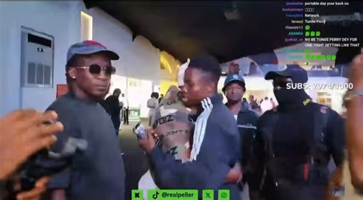 Peller saw Tunde Perry at Portable Vs Carter Efe’s boxing conference, went to meet him to collect his glory back by touching Tunde Perry’s head and also won 100k from him through dice betting 😂🎲