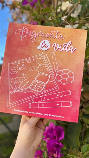 Pigmento y Moleta ® • Acuarelas por Frany Muñoz on Instagram: "Aprovechen el 20% dcto! ❤️ ¿Alguna vez han sentido que un color les cuenta una historia? Para mí, fabricar acuarelas metalizadas no es solo mezclar pigmentos, es darles una identidad.🎨 Este libro de colorear nació de cada idea que inspira los nombres que pienso para las acuarelas y sets 🥰. Pigmenta la Vida contiene: 🖼️24 ilustraciones diferentes únicas 📋1 hoja para marcar el progreso y probar colores ☑️1 check list de acuarelas a