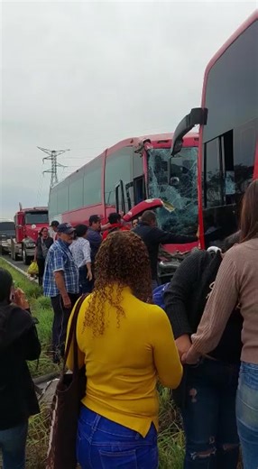 DE ÚLTIMO MOMENTO Autobus de la empresa “NAYAR” se impacta con un camión, esto a la altura del Jicote, el autobus se dirigía con destino a Santiago Ixcuintla. Mencionan personas que venían ahí que algunas personas sufrieron golpes por el impacto. EN UN MOMENTO MÁS INFORMACIÓN | Conexión Nayarit