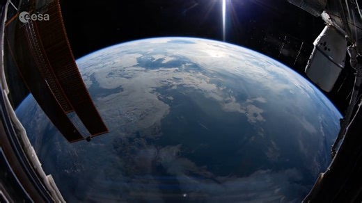 Bonjour, Terre! Nous profitons du lever du soleil dans l’espace pour vous souhaiter une journée lumineuse et extraordinaire! ☀ Vidéo : ESA - European Space Agency. | Agence spatiale canadienne