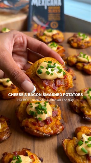 Cheesy Spicy Cheese and Bacon Smashed Potatoes 🎄 HO HO HOmemade - Day 5 of Nibble All Way 🔸 Ingredients: 15 baby potatoes 40ml olive oil 1tbsp garlic granules 1tbsp smoked paprika Salt & black pepper (to taste) 4 slices of streaky bacon 5 slices of @mexicanacheese cheese Chives (for garnishing) Sriracha mayonnaise (for garnishing) 1.⁠ ⁠Boil the potatoes in salted water till they’re tender & preheat the oven to 200C 2.⁠ ⁠Put the bacon on to cook till crispy, once cooked set aside 3.⁠ ⁠Slice up 
