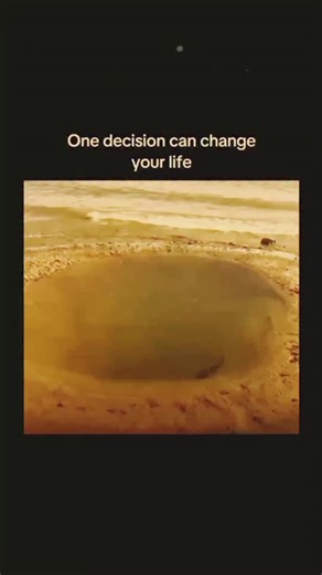 Business Grow on Instagram: "ПОДПИШИСЬ, ЧТОБЫ УЗНАТЬ БОЛЬШЕ √ . . .** **Япония использует пьезоэлектрические плитки, которые превращают шаги людей в электричество.** Эти плитки улавливают кинетическую энергию, создаваемую твоими шагами. Когда ты идёшь, твой вес и движения оказывают давление на плитку. Плитка слегка изгибается, создавая механическое напряжение. Внутренний пьезоэлектрический материал плитки преобразует это напряжение в электрическую энергию. Каждый шаг производит небольшое количес