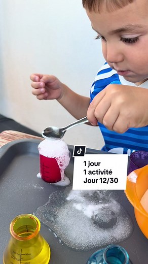 Volcan en Éruption avec Vinaigre et Bicarbonate