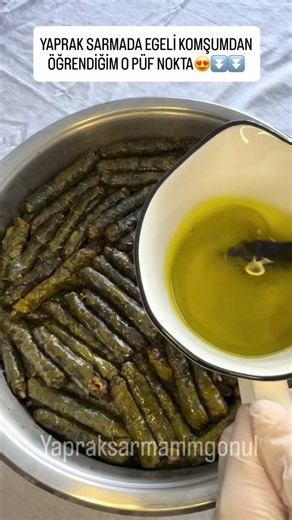 BU BİLGİYİ MUTLAKA KAYDEDİN! ZEYTİNYAĞLI YAPRAK SARMA TARİFİ MALZEMELER: * 3 SU BARDAĞI PİRİNÇ * 3 BÜYÜK SOĞAN * 1 SU BARDAĞI ZEYTİNYAĞI * 1 YEMEK KAŞIĞI SALÇA * 1 SU BARDAĞI SU * 1 BAĞ MAYDANOZ * YARIM BAĞ DEREOTU * YARIM BAĞ NANE * TUZ * KARABİBER * PUL BİBER * ASMA YAPRAĞI * 1 LİMON HAZIRLANIŞ: SOĞANLARI ZEYTİNYAĞINDA YUMUŞAYANA KADAR KAVURUN. ÜZERİNE PİRİNÇ VE SALÇAYI EKLEYİN. BİR SU BARDAĞI SUYU İLAVE EDİP ORTA ATEŞTE 5 DAKİKA KADAR KAVURUN. BU AŞAMA PİRİNÇLE BAHARATLARIN BİRBİRİNE GEÇMESİN