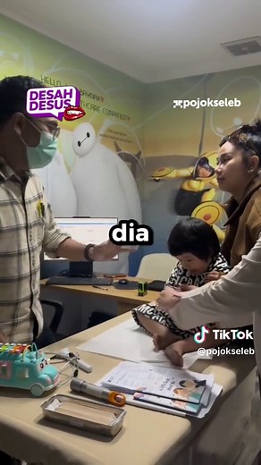 Denise Chariesta jadi sorotan setelah membela anaknya yang disebut nakal oleh netizen, ia menegaskan bahwa kondisi sang anak sebenarnya hanya sedang aktif (￣へ￣) Ia bahkan membawa anaknya ke dokter anak untuk memastikan dan menjelaskan bahwa perilaku tersebut masih dalam batas wajar (´･_･`) Lewat penjelasan itu, Denise ingin meluruskan bahwa tidak semua anak aktif bisa langsung diberi label negatif (´-ω-`)