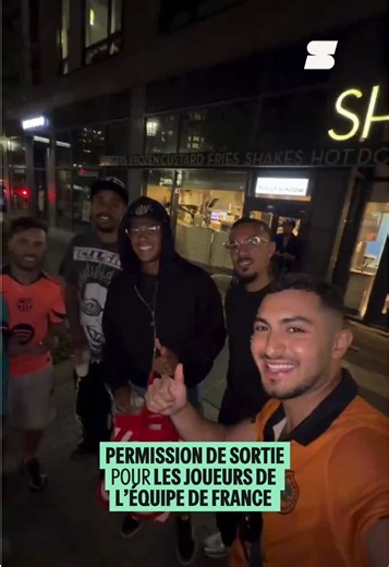 Permission de sortie pour les joueurs de l’Equipe de France ! 🇫🇷 👉 Certains Bleus comme Désiré Doué ou Bradley Barcola ont été aperçus dans un fast-food de Boston ou encore dans les rues de la ville, alors que les joueurs passent en moyenne 22 heures sur 24 dans leur hôtel. Vidéo ber.bikers [Instagram]