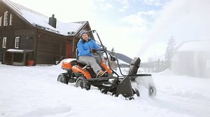 #Sommer wie #Winter - Rider von Husqvarna sind wendig und flexibel. #SoPraktisch #MachtAuchNochSpaß Entdecke alle Anbaugeräte unter: http://bit.ly/hqvrider | Husqvarna