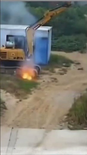 Excavator Hits Power Line and Sparks Fly!