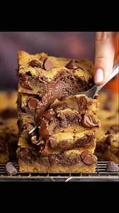 These gooey chocolate chip cookie bars are the ultimate sweet treat that takes me back to lazy Sunday afternoons baking with my mom, and I can't resist sneaking just one more piece! Trust me, you won't be able to stop at one either. Full recipe’s in the comment 👇 | Recipes & Cooking Guide