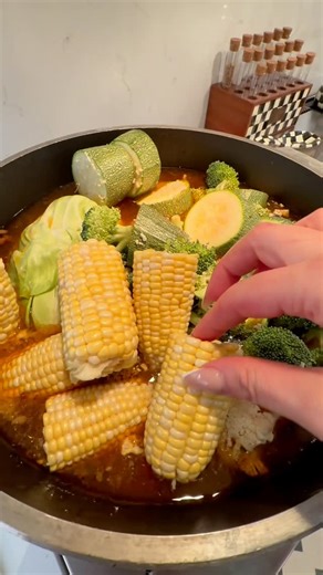 Lilian Brindis 💎 on Instagram: "‼️ CALDO DE RES ESTILO LA REGIA‼️ . Acompáñame a preparar este delicioso caldo de res para estos días de frío 🥶 . Espero la preparen en casa y si lo hacen, etiquétenme en sus videos para compartirlos 👌😋 . Y si esta temporada de frío extremo te la has pasado cocinando y comiendo, y ya estás mirando que la báscula está subiendo, no te preocupes STARTER KIT W8 GOLD es tu mejor aliado ✅ . ❇️Elimina la gr4s4 acumulada del cuerpo y de los alimentos que consumes, por