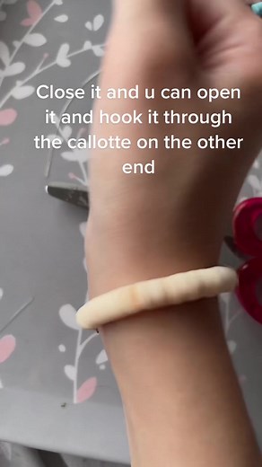 Don’t mind my crusty dusty musty ugly nails lol 🤣 I hope this helped for some ppl #bracelet #claybeads #tutorial #fyp #fypシ #4u