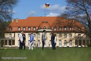 10 Jahre Campus Berlin-Tegel: Feiern Sie mit uns und informieren Sie sich über den Arbeitgeber Auswärtiges Amt! Herzlich willkommen auf Berlins schönstem Campus! Wir laden Sie ein, am 21. Juni mit uns in der Akademie Auswärtiger Dienst 10jähriges Jubiläum zu feiern. An diesem Tag können Sie sich vor Ort in Berlin-Tegel über das Auswärtige Amt als Arbeitgeber informieren: Erfahren Sie, worauf es bei unseren Bewerbungsprozessen ankommt und nehmen Sie an der Simulation eines mündlichen Auswahlverfa