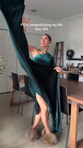 Sarah Velush | emerald DIY table setting idea 🥂 comment “dining” to get all the links 🔗 | Instagram