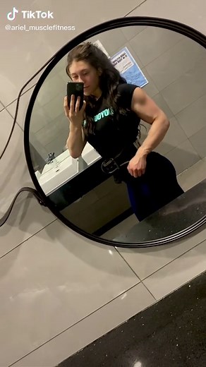 Bis and tries today got me feeling like 😝 #flexchallenge #musclegirl #bodybuildergirl #viral #fitness #canibaby #big