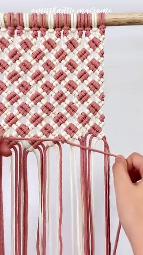 🌸How to make macrame wall hanging/handbag pattern✨Come to my YouTube channel for a full slow tutorial with full instructions ( link on my bio) 😆👆🏻. 🌸Save this tutorial now for later projects!!!! #fiberartist #fiberfeature #dreamcatcherdiy #macramelove #fiberarts #bohemianliving #macramepattern #macramemovement #macramé #macramedecor #handmadedecor #macramewallhanging #modernmacrame #macrameart #macramecommunity #macramemakers #macrameplanthanger #macramekeychain #macramebags #macramemakers 