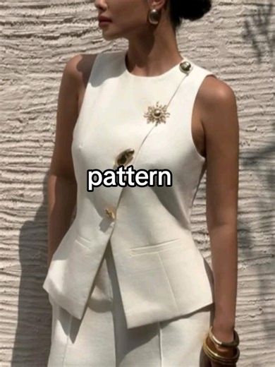 white sleeveless vest with a slim, structured fit and a round neckline. It is distinguished by an asymmetrical front button closure adorned with three different, statement-making gold metal buttons pattern tutorial #costuracriativa #modabrasileira #pattern #onlineclass #fyp