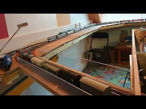 Maquette de train électrique HO Essai d'un convoi de 14 wagons de voyageurs
