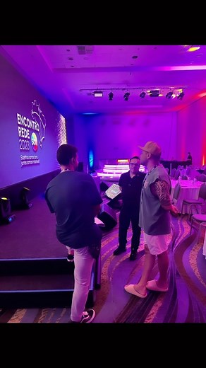 Passando o palco antes do show maravilhoso com nossa turma de peso no #encontroderedes 💕💕 jaja com elas @danielabeyruti e @renataabravanel viva nossa casa o @sbt e todas as nossas afiliadas 👏👏 | Tiago Barnabe - Narcisa